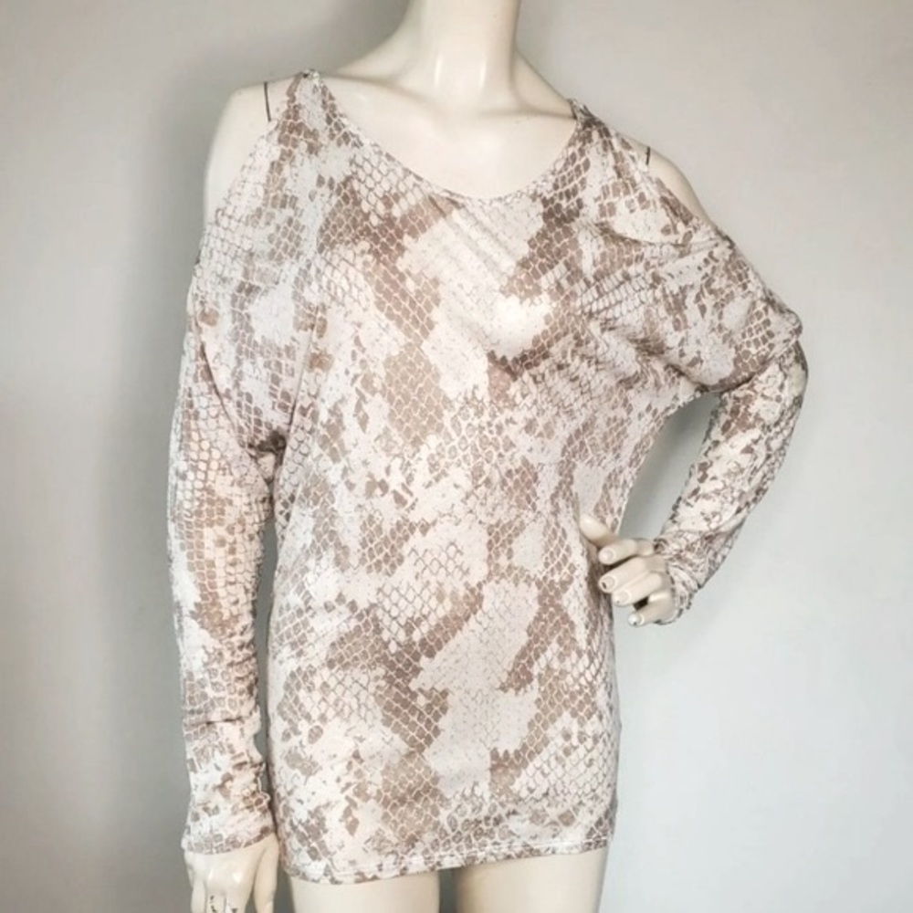 ⭐️ Express Long Sleeve Cold Shoulder Snake Print Long Sleeve Tee Small